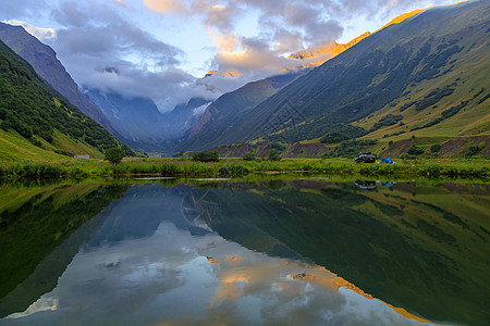 美丽的山地风景 在山谷的黎明与湖日落蓝色旅游阳光草地生态天空高地太阳山脉图片