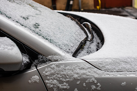 雪在车上 挡风玻璃擦拭器与雪特写冰镇暴风雪天气驾驶气候车辆窗户蓝色季节冻结图片