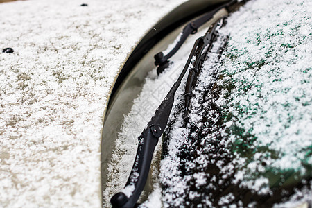 雪在车上 挡风玻璃擦拭器与雪特写雪花气候天气磨砂运输冰镇状况窗户车辆降雪图片
