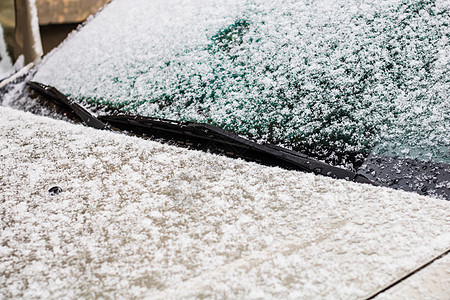 雪在车上 挡风玻璃擦拭器与雪特写状况车辆季节驾驶气候雪花暴风雪磨砂蓝色冻结图片