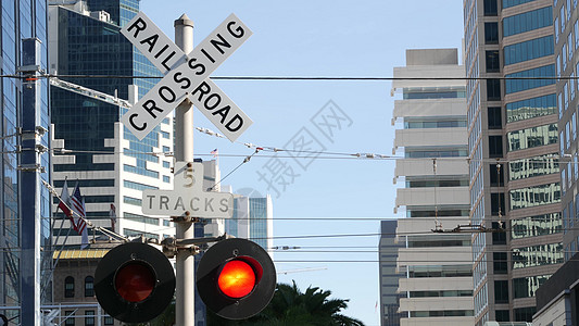 美国的平交道口警告信号 加利福尼亚州铁路路口的 Crossbuck 通知和红色交通灯 铁路运输安全标志 关于危险和火车轨道的警告背景