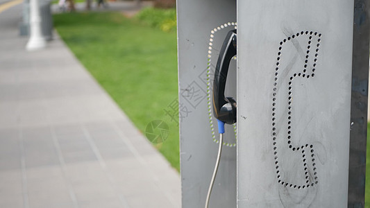 美国加利福尼亚州街道上用于紧急呼叫的复古投币式公用电话站 公共模拟付费电话亭 用于连接和电信服务的过时技术 盒子上的手机电话设备图片
