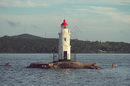 海洋景观与白色托卡耶夫斯基灯塔的景象图片