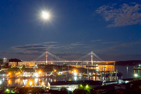 夜幕风景与迪奥米德湾和俄罗斯桥的景象夜景海洋照明射线景观建筑学建筑物旅行旅游城市背景图片