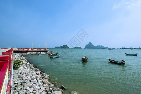 红桥和沿海渔船停靠在海上岸码头 蓝天上有清水的港口图片