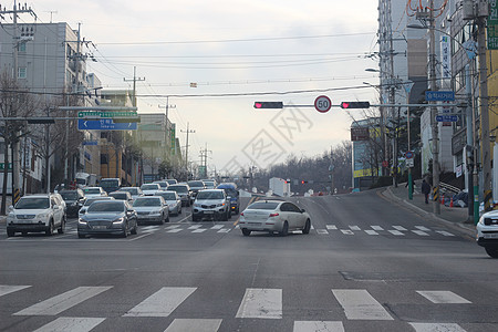 交通繁忙的公路和现代城市的城市风景城市生活旅行景观速度建筑学大街摩天大楼汽车建筑车辆图片