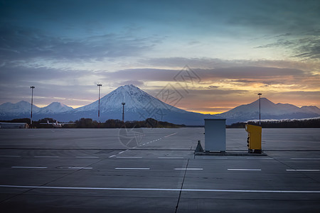 在Yelizovo机场看到火山的风景图片