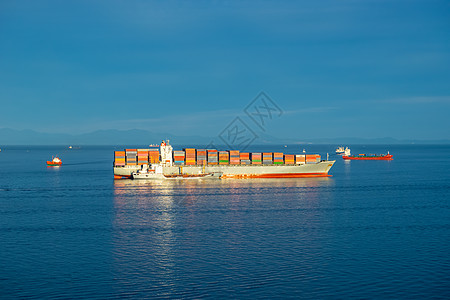 海上有一艘大型集装箱船的海景 在海洋背景船舶货物天空运输地平线水运水面蓝色集装箱图片