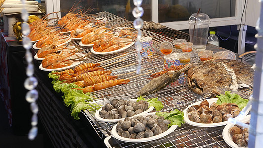 准备在泰国街头夜市食品法院吃海鲜的亚洲国家外表或Shrimps和其他零食饮食美食街道盘子文化烹饪餐厅河虾城市营养图片