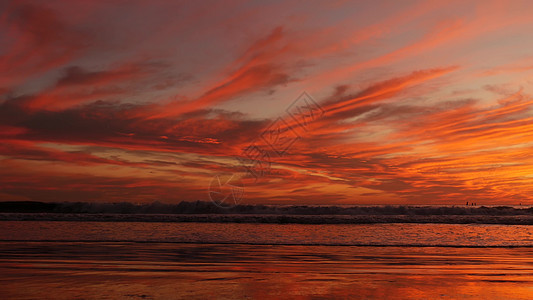 加州夏季海滩美学 金色日落 太平洋海浪上生动的戏剧性云彩 圣莫尼卡流行的度假胜地 美国加利福尼亚州洛杉矶 洛杉矶大气喜怒无常的紫图片