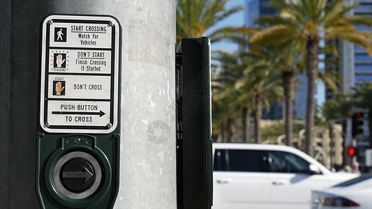 人行横道上的红绿灯按钮 人们不得不推等 美国公共安全交通规则和条例 加利福尼亚州圣地亚哥道路交叉口的斑马街危险路标路口人行道大街图片