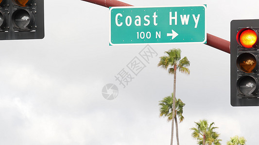 太平洋海岸公路 历史悠久的 101 号公路路标 美国加利福尼亚州的旅游胜地 十字路口路标上的字样 夏季沿着海洋旅行的象征 全美风图片