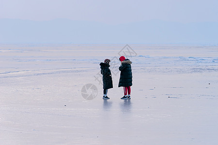 身着冬衣的人站在海冰表面 海参维斯托克冰面旅行者外国人海洋地平线背景