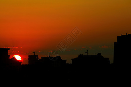 城市上空美丽明亮的日落 景色风景旅行太阳建筑学阳光背景蓝色天空地平线摩天大楼橙子图片