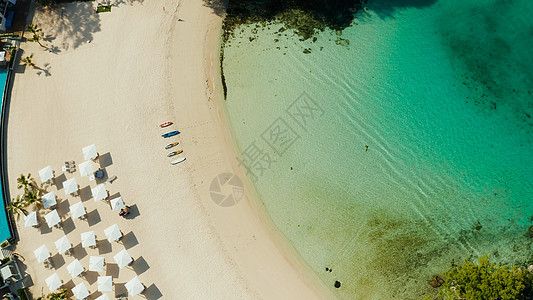 热带海滩和蓝色环礁湖珊瑚礁海岸线海岸海湾海景天空假期理念海洋鸟瞰图图片