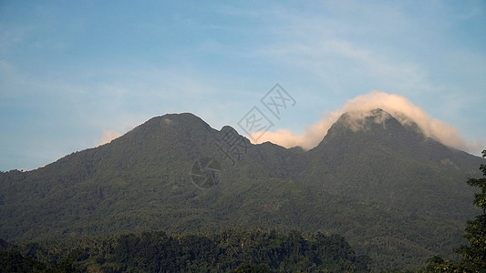 山地和天空的风景 卡米甘岛叶子薄雾热带绿色植物爬坡植物群顶峰环境天堂图片