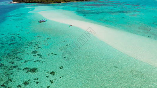 桑迪海滩在环礁湖 有绿石水 在菲律宾巴拉巴克 帕拉万风景海景热带鸟瞰图沙滩旅游珊瑚礁假期蓝色理念图片