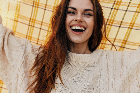 穿着温暖的毛衣 美丽的笑容 我看见她长着一副高清图片