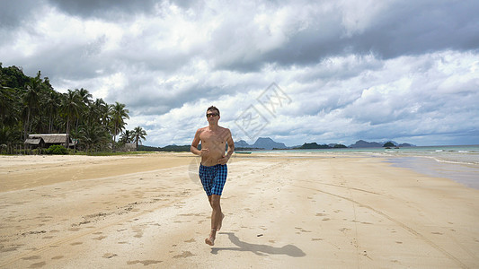 一个人在海滩上奔跑图片