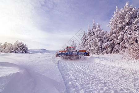 瑞拉克 化妆机 特别的雪车天空雪猫技术运动荒野季节曲目滑雪蓝色滑雪板图片