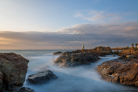 保加利亚黑海Ahtopol港灯塔公司港口蓝色海景航道建筑海浪黑与白岩石悬崖危险图片