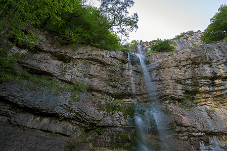 里拉山瀑布墙纸旅游石头太阳瀑布假期游客速度山脉景观图片