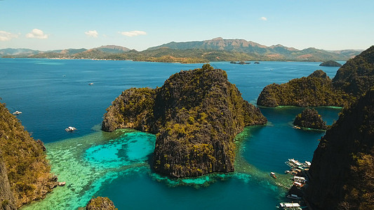 菲律宾卡扬甘湖 科隆 帕拉旺等地的美丽环礁湖旅游天堂悬崖热带情调海洋航空岩石异国鸟瞰图图片