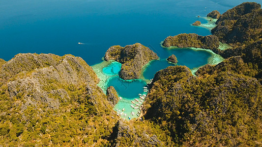 菲律宾巴拉望菲律宾卡扬甘湖 科隆 帕拉旺等地的美丽环礁湖热带海洋情调异国海滩岩石航空蓝色天堂冠冕背景