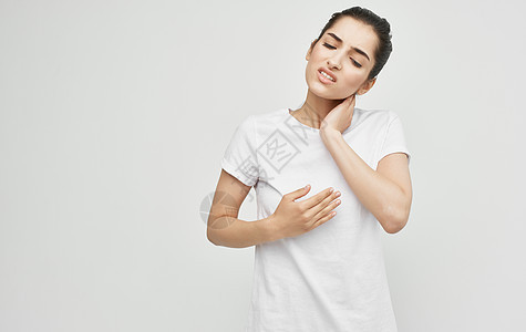 身穿白色T恤衫的妇女有健康问题 身体疼痛不适流感疾病女性痛苦医疗症状肩膀成人女孩卫生图片