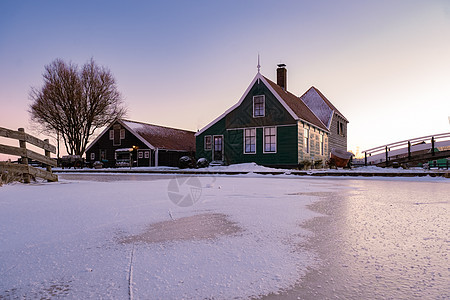 荷兰村的风车雪 冬季历史上的木制风车旅行博物馆旅游历史性国家反射传统农村村庄建筑图片