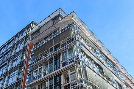 现代办公楼立面 玻璃和窗户反射阳光城市建筑学办公室蓝色摩天大楼商业市中心技术金融建筑图片