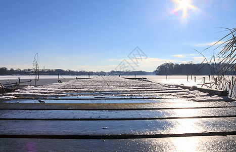 在德国阳光明媚的一天 雪在冰冻湖边覆盖了木制码头国家场景旅游金字塔冰川木头探索旅行蓝色假期图片