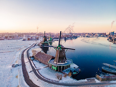 荷兰村的风车雪 冬季历史上的木制风车村庄博物馆建筑文化农村建筑学国家天空反射旅游图片