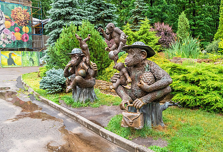 乌克兰费尔德曼生态公园的雕塑生态园石头池塘旅行灯笼胡同青铜鸟舍动物花园图片