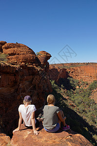 2015年5月5日 澳洲 澳大利亚北方地区Watarka国家公园的国王峡谷女青年对望视图片