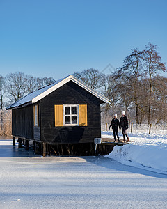覆盖在荷兰的雪地景观中村庄女士天空旅行旅游蓝色场地历史文化建筑图片