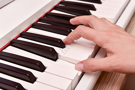 女人的手在家里弹电子数码钢琴 这位女士是专业钢琴家 使用钢琴电子键盘编曲 练习键盘作曲的音乐家工作室艺术家钥匙作品乐器学习娱乐笔图片