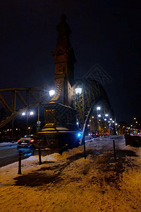 晚上在城内河边的旧铁桥上图片