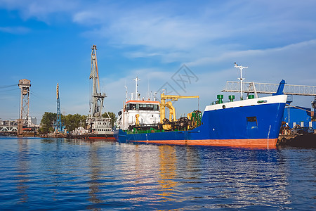 俄罗斯一个大城市的港口 在河底有船只和各种设备 10月1日至12月31日图片