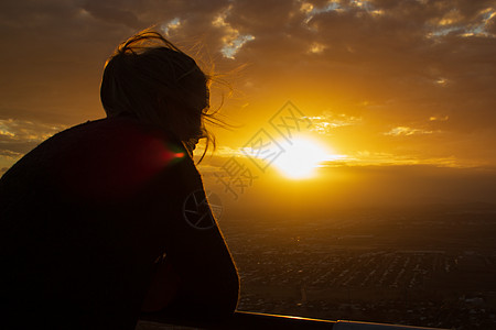澳大利亚昆士兰州Townsville的日落环绕着年轻女青年 从城堡山向海岸和宁海看图片