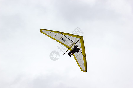 在澳洲新南威尔士州纽卡斯尔飞行的吊滑翔机肾上腺素翅膀旅行海洋活动娱乐爱好滑行蓝色公园图片