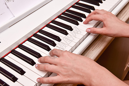 女人的手在家里弹电子数码钢琴 这位女士是专业钢琴家 使用钢琴电子键盘编曲 练习键盘作曲的音乐家作品琴键钥匙玩家旋律韵律爵士乐娱乐图片
