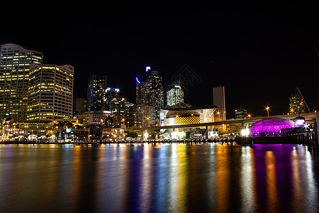 澳大利亚达林港夜市天际之夜 对平静水进行轻光反射图片