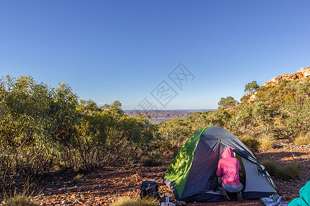 日出与澳洲Campire一起在山中草地之间的难民营中的旅游帐篷远足场景旅行生长荒野营火朋友们橙子日落睡眠图片