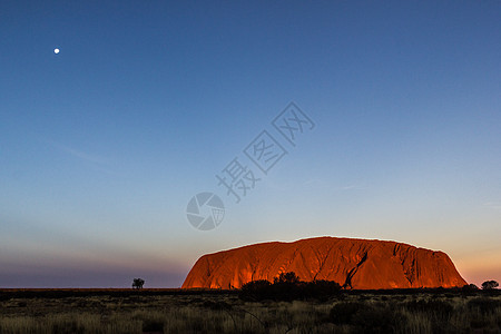 澳州艾尔斯岩澳大利亚澳大利亚红中心大耳乌鲁的日落与月亮相伴 澳洲Ayers Rock背景