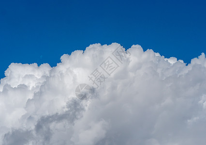 蓝色天空中的大云日落太阳海岸天气气象晴天风暴气候气氛戏剧性图片