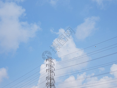 高压输电塔 在蓝色天空和白云背景上铺有电线电气车站电源线变压器力量基础设施发电机技术活力电缆图片