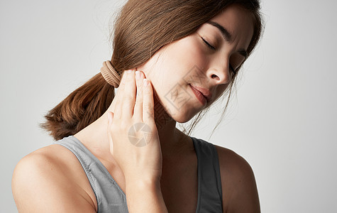 身穿灰色T恤妇女有健康问题 近乎面部疼痛不适保健成人痛苦吞咽脖子疾病卫生药品女性女士图片