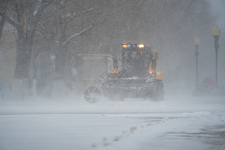 除雪设备 公用事业和市政服务正在清除暴风雪 暴风雪和暴风雪中街道上的积雪 冬天的天气状况 下雪的恶劣天气状况工作工人气候降雪机器图片