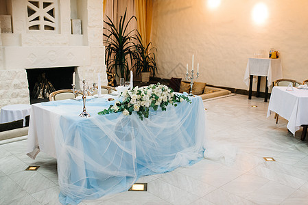 新婚夫妇在餐厅宴会厅的礼堂 装饰着蜡烛和绿色植物 大厅的一般音调是米格 注派对用餐食物接待酒店房间桌子白色餐饮婚礼图片